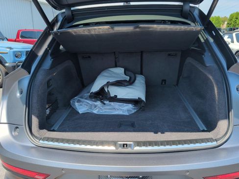Used 2025 Bentley Bentayga AWD/4WD image 38