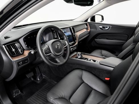 Used 2022 Volvo XC60 B5 Momentum w/ Advanced Package image 4