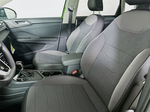 New 2026 Volkswagen Taos SE image 8