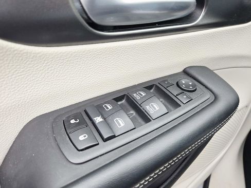 Used 2024 Chrysler Pacifica Touring-L image 38