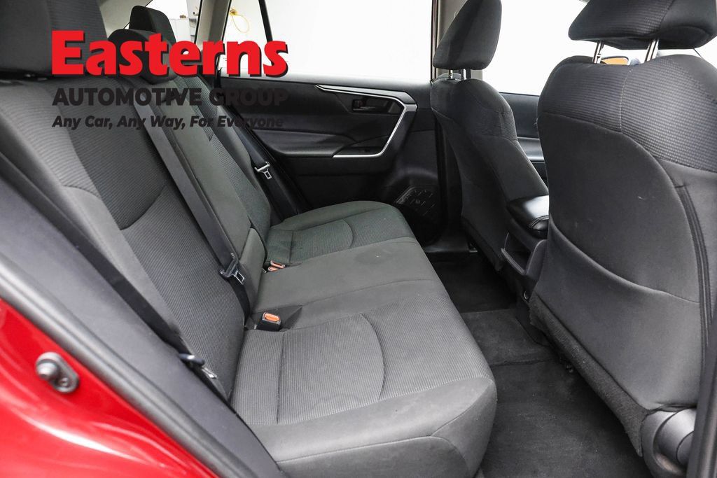 Used 2021 Toyota RAV4 LE AWD/4WD image 22