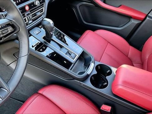 Used 2025 Porsche Macan image 18