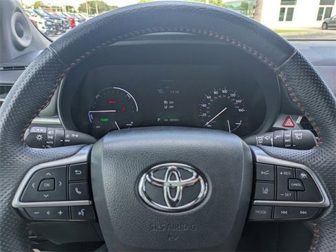 Used 2022 Toyota Sienna XSE image 32
