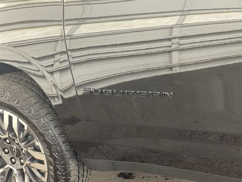 Used 2025 Chevrolet Suburban Z71 image 10