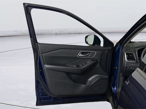 Used 2024 Nissan Rogue Platinum w/ Platinum Premium Package image 18