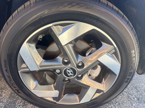 Used 2025 Hyundai Venue Limited image 7