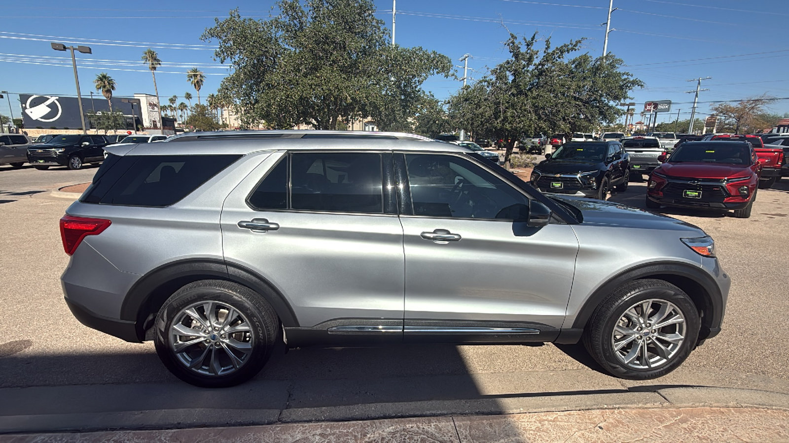 Used 2022 Ford Explorer Limited w/ Equipment Group 301A RWD image 10
