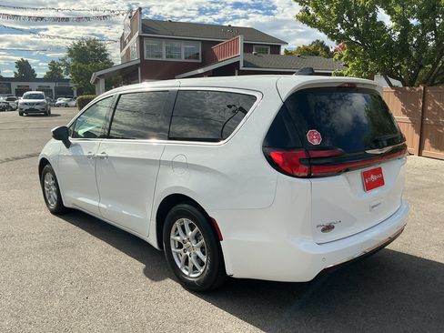 Used 2023 Chrysler Pacifica Touring-L FWD image 7
