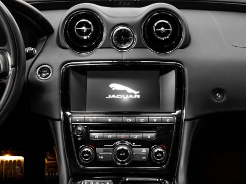 Used 2016 Jaguar XJ R image 29