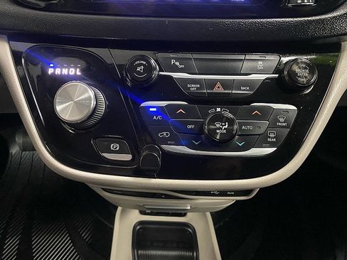 Used 2017 Chrysler Pacifica Touring-L Plus image 20