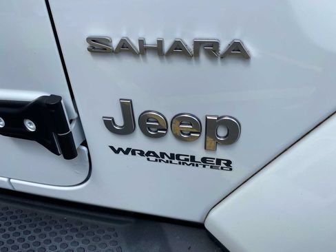 Used 2018 Jeep Wrangler Unlimited Sahara AWD/4WD image 37