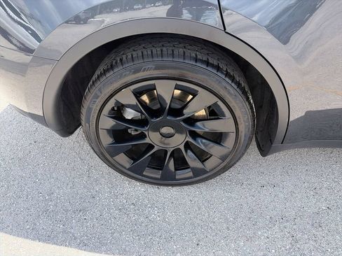 Used 2024 Tesla Model Y Long Range AWD/4WD image 37