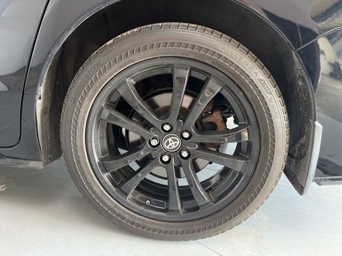 Used 2021 Toyota Sienna Limited image 16