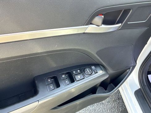 Used 2019 Hyundai Elantra SE w/ Cargo Package image 14