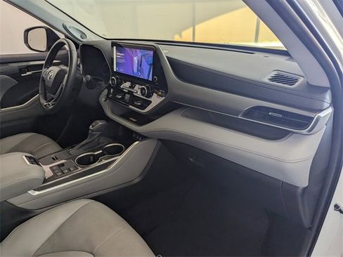 Used 2023 Toyota Highlander L image 19