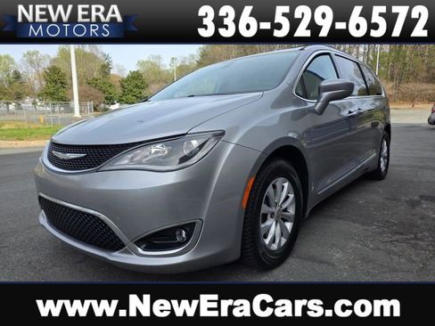 Used 2017 Chrysler Pacifica Touring-L image 1