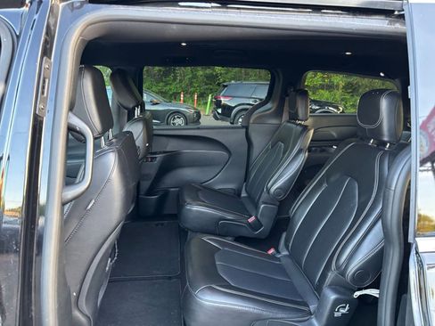 Used 2025 Chrysler Pacifica Select image 27