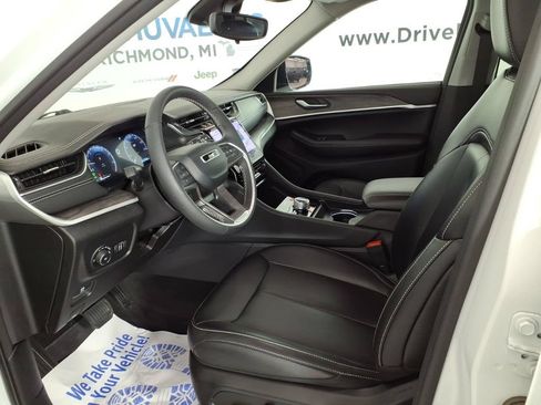 Used 2023 Jeep Grand Cherokee Limited AWD/4WD image 12