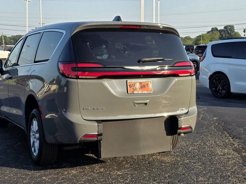 Used 2025 Chrysler Pacifica Select FWD image 14