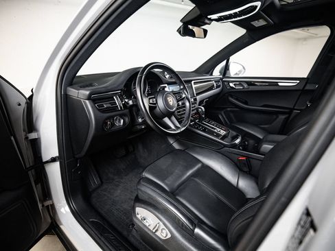 Certified 2023 Porsche Macan AWD/4WD image 4