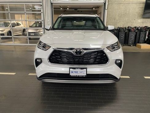 New 2026 Toyota Highlander Platinum image 5