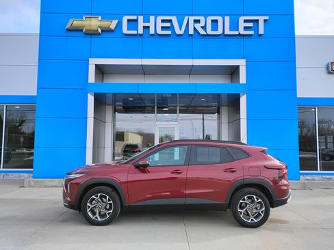 Used 2025 Chevrolet Trax LT w/ LT Convenience Package image 31