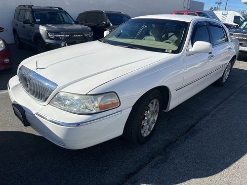 Used 2010 Lincoln Town Car Signature Limited image 2