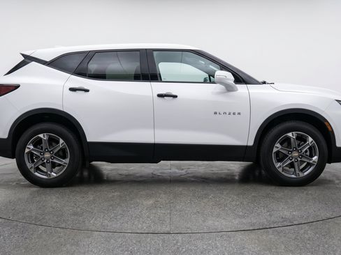 Used 2025 Chevrolet Blazer LT FWD image 11