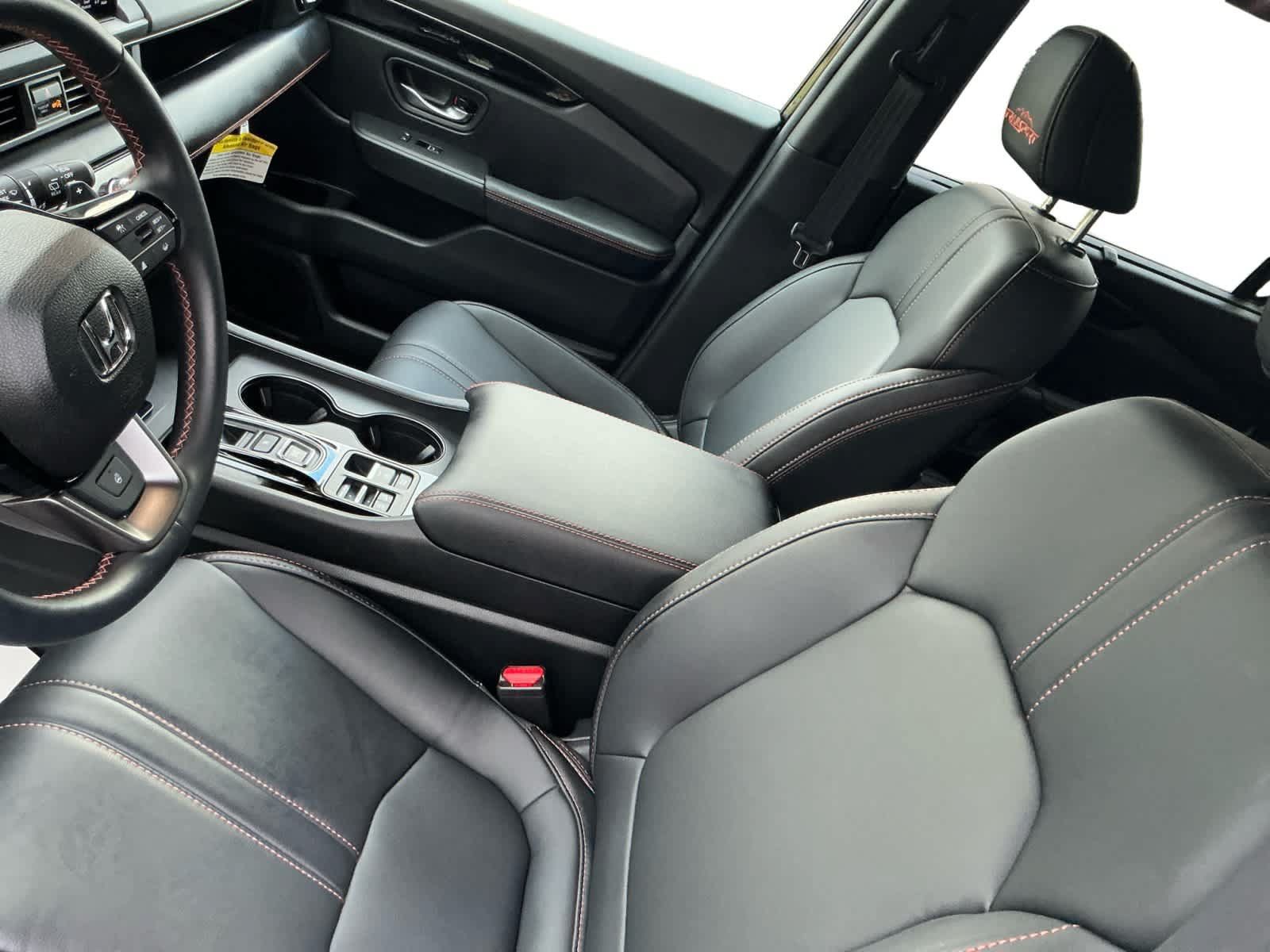 Used 2025 Honda Pilot TrailSport image 9