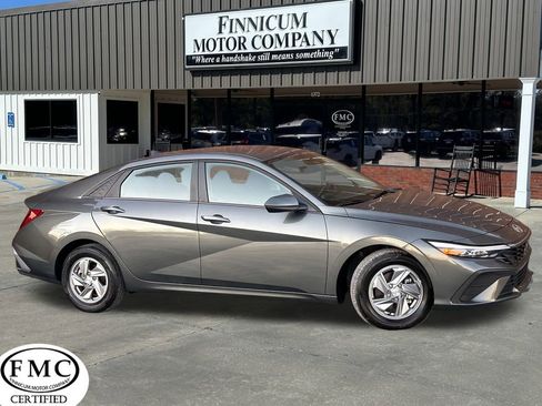 Used 2024 Hyundai Elantra SE image 1