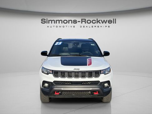 Used 2025 Jeep Compass Trailhawk AWD/4WD image 2