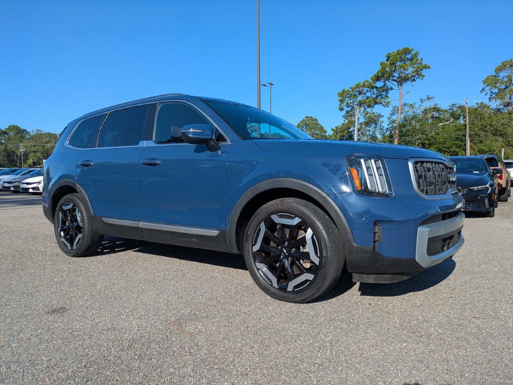 Used 2023 Kia Telluride EX w/ EX Captain's Chair Package AWD/4WD image 2