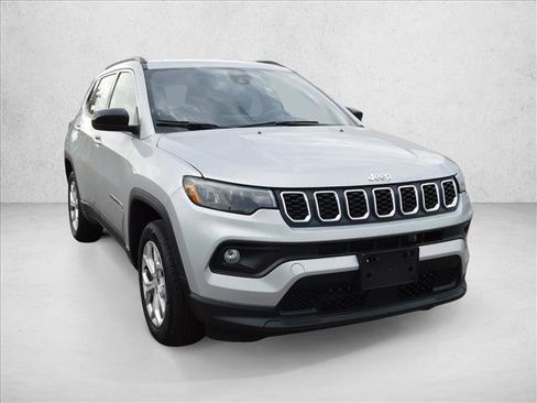 Used 2024 Jeep Compass Latitude AWD/4WD image 5