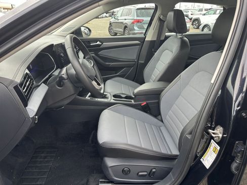 Used 2025 Volkswagen Jetta SE image 29