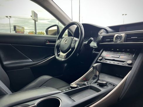 Used 2018 Lexus IS 300 image 31