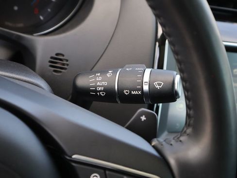 Used 2019 Jaguar XE Premium image 32