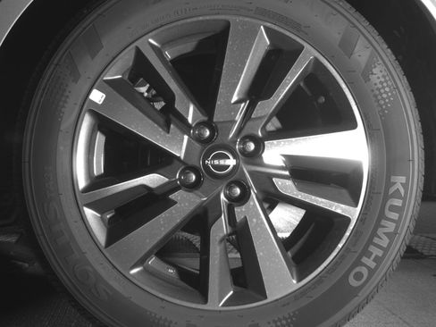 Used 2025 Nissan Versa SV FWD image 14