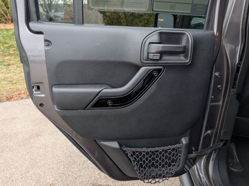 Used 2016 Jeep Wrangler Unlimited Sahara image 28