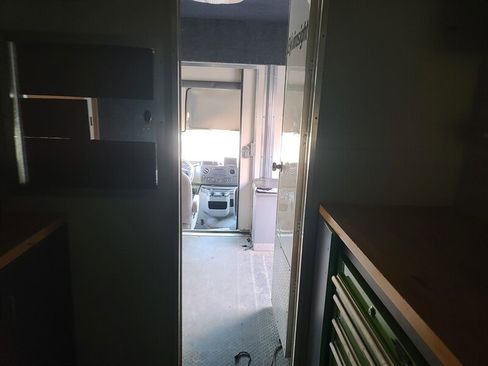 Used 2016 Ford E-450 and Econoline 450 Super Duty image 24