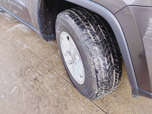 Used 2020 Jeep Grand Cherokee Laredo image 27