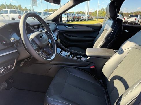 New 2025 Jeep Grand Cherokee Altitude image 9