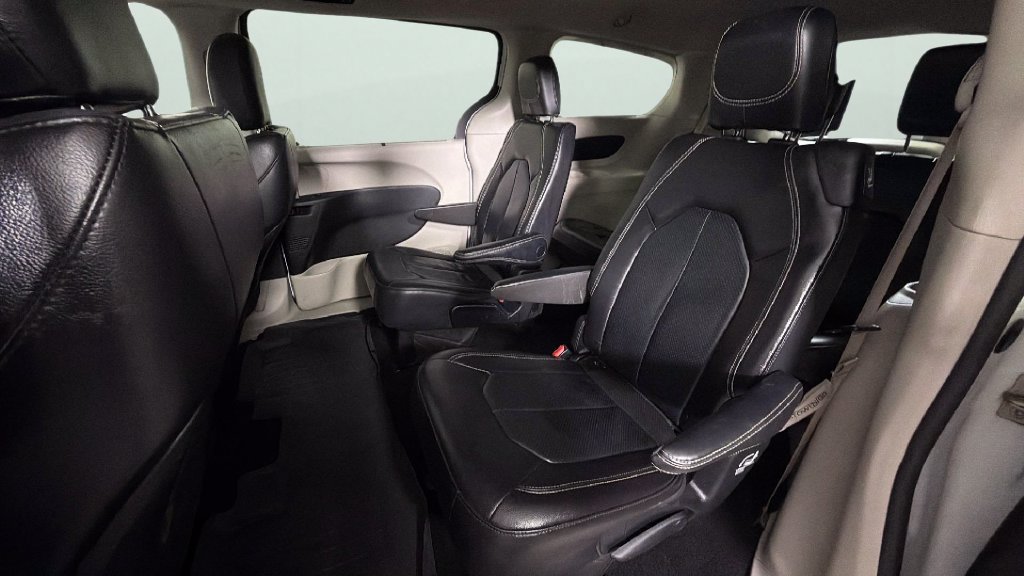 Used 2022 Chrysler Pacifica Touring-L FWD image 26