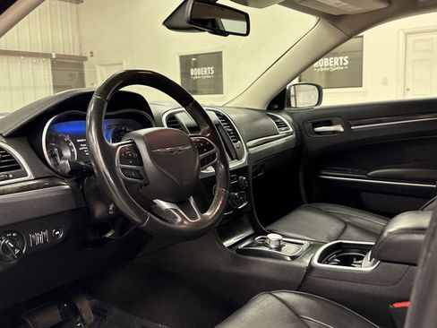Used 2019 Chrysler 300 Limited image 7