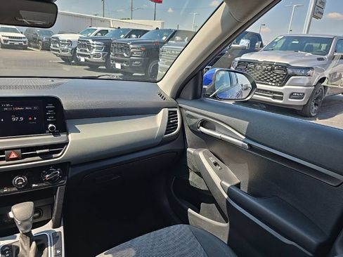 Used 2024 Kia Seltos LX AWD/4WD image 14