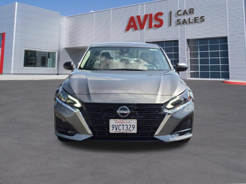 Used 2025 Nissan Altima 2.5 SV AWD/4WD image 2
