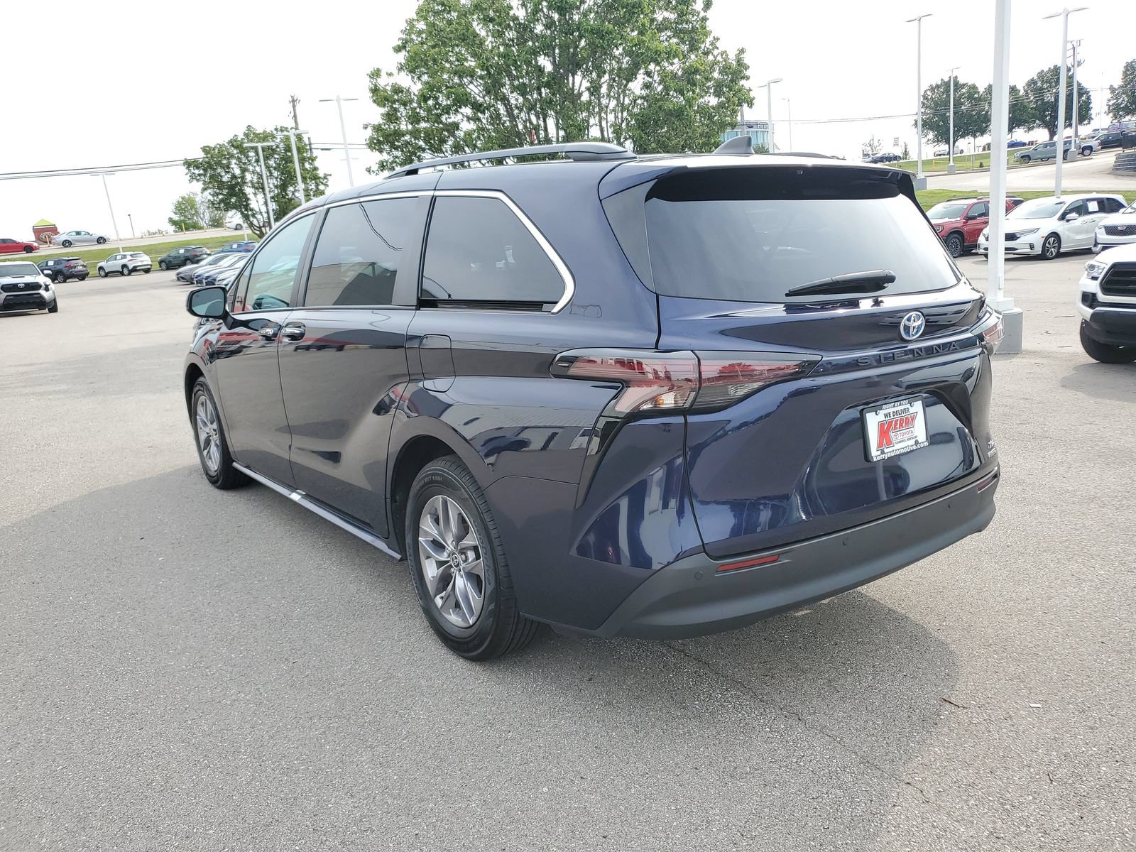 Certified 2024 Toyota Sienna XLE FWD image 3