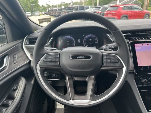 New 2025 Jeep Grand Cherokee Limited w/ Luxury Tech Group II image 16