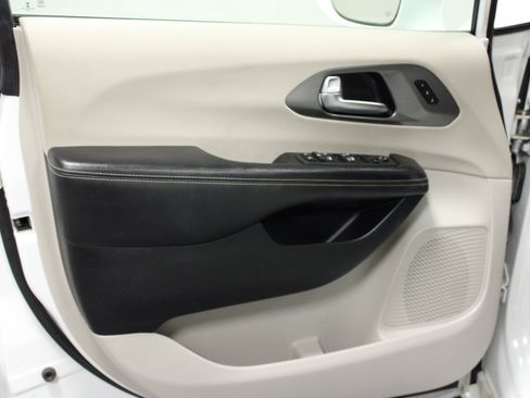 Used 2022 Chrysler Pacifica Touring-L FWD image 11