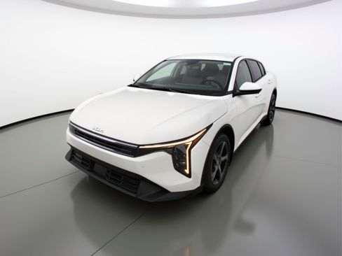 Used 2025 Kia K4 LXS image 3
