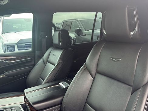 Used 2024 Cadillac Escalade ESV Luxury RWD image 15